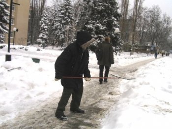 Более тысячи одесситов расчищают Малиновский район от снежных заносов