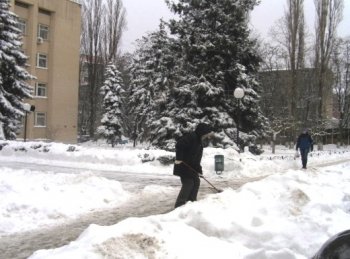 Более тысячи одесситов расчищают Малиновский район от снежных заносов