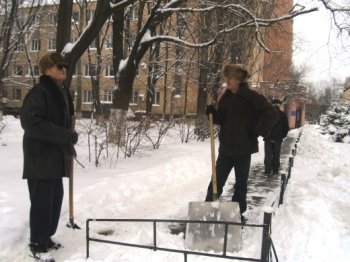 Более тысячи одесситов расчищают Малиновский район от снежных заносов
