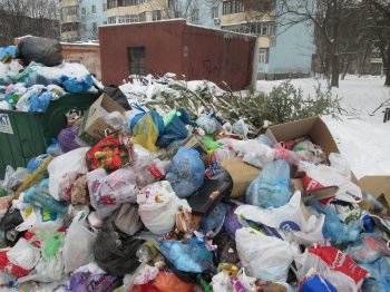 Одесские дворы в плену не только снега, но и мусора (фото)