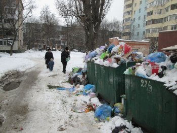 Одесские дворы в плену не только снега, но и мусора (фото)