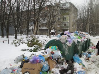 Одесские дворы в плену не только снега, но и мусора (фото)