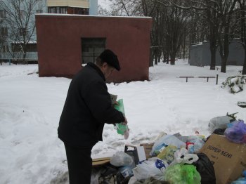 Одесские дворы в плену не только снега, но и мусора (фото)