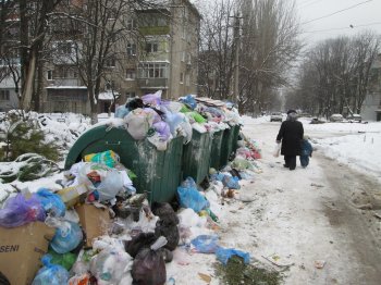 Одесские дворы в плену не только снега, но и мусора (фото)