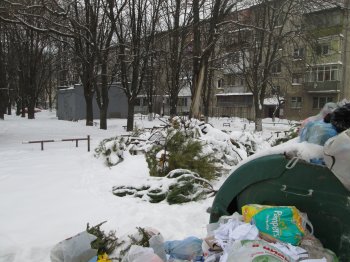 Одесские дворы в плену не только снега, но и мусора (фото)