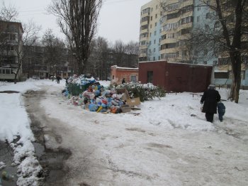 Одесские дворы в плену не только снега, но и мусора (фото)