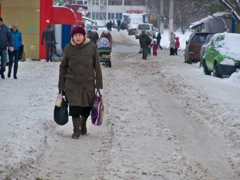 Дворникам, наконец, подсобила техника, некоторые трактора застряли в деревьях.