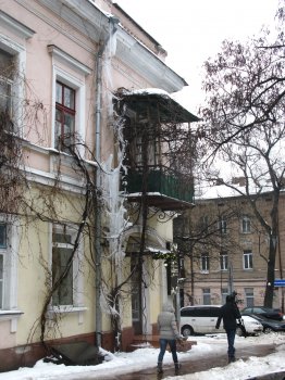 Смертоносные сосульки висят прямо «под носом» у милиции (фото)