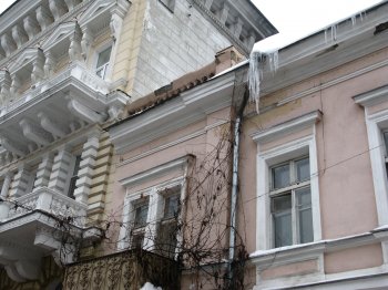 Смертоносные сосульки висят прямо «под носом» у милиции (фото)