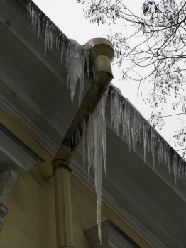 Смертоносные сосульки висят прямо «под носом» у милиции (фото)