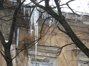 Смертоносные сосульки висят прямо «под носом» у милиции (фото)