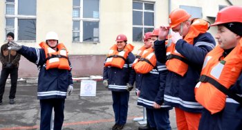 В Одесском порту сто курсантов учились всплывать с тонущей буровой вышки