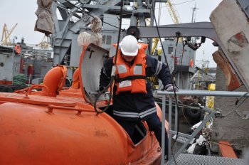 В Одесском порту сто курсантов учились всплывать с тонущей буровой вышки