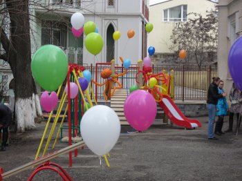 Павел Вугельман открыл очередную детскую площадку