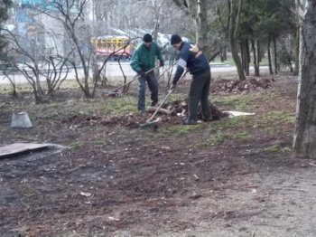 Одесские коммунальщики приступили к уборке парка на мемориальном комплексе 411-ой береговой батареи