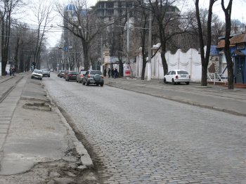 Кто разрушает брусчатку на Французском бульваре?