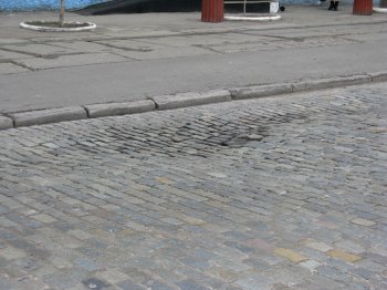Кто разрушает брусчатку на Французском бульваре?