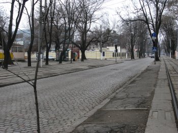 Кто разрушает брусчатку на Французском бульваре?