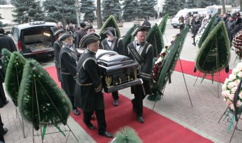 В воскресенье пройдут похороны авиадиспетчера Дмитрия Песни