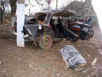 Под Одессой автомобиль врезался в электропору. Двое погибших, трое – ранены