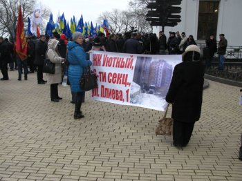 У стен мэрии самый массовый митинг за последние годы (фото)