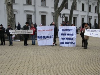 У стен мэрии самый массовый митинг за последние годы (фото)