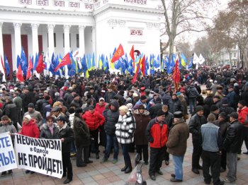 У стен мэрии самый массовый митинг за последние годы (фото)