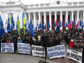 У стен мэрии самый массовый митинг за последние годы (фото)