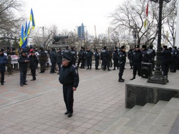 У стен мэрии самый массовый митинг за последние годы (фото)