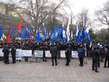 У стен мэрии самый массовый митинг за последние годы (фото)
