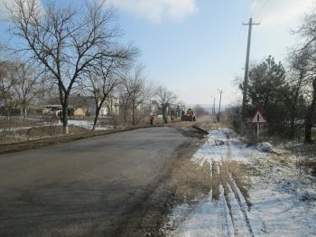 По дорогам юга Одесской области лучше ездить на тракторе, или танке (фото)