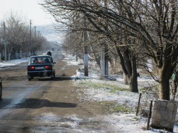 По дорогам юга Одесской области лучше ездить на тракторе, или танке (фото)