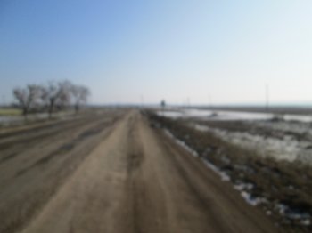По дорогам юга Одесской области лучше ездить на тракторе, или танке (фото)