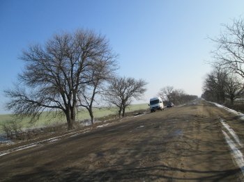 По дорогам юга Одесской области лучше ездить на тракторе, или танке (фото)