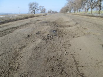 По дорогам юга Одесской области лучше ездить на тракторе, или танке (фото)