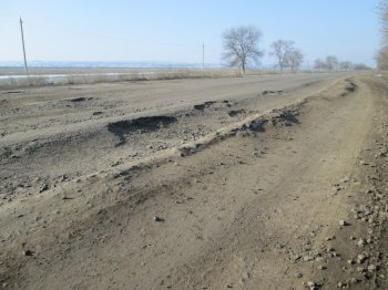 По дорогам юга Одесской области лучше ездить на тракторе, или танке (фото)