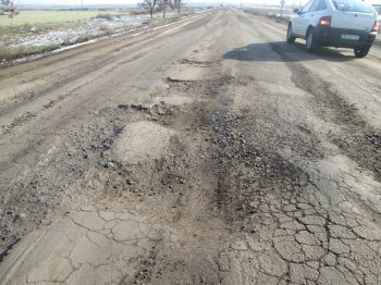 По дорогам юга Одесской области лучше ездить на тракторе, или танке (фото)