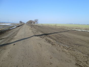 По дорогам юга Одесской области лучше ездить на тракторе, или танке (фото)