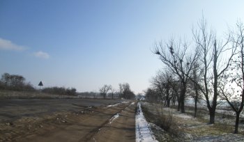 По дорогам юга Одесской области лучше ездить на тракторе, или танке (фото)