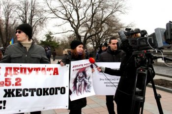 Теперь фотографироваться с обезьянами и орлами в Одессе запрещено