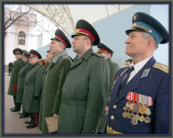 Младший лейтенант - парень молодой....