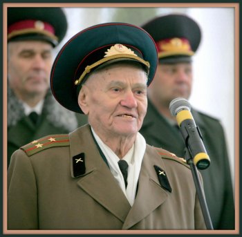 Младший лейтенант - парень молодой....