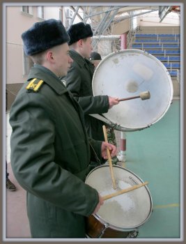Младший лейтенант - парень молодой....