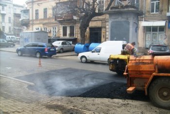 В Одессе коммунальщики, чтобы залатать ямы, вынуждены таскать целый мини-завод