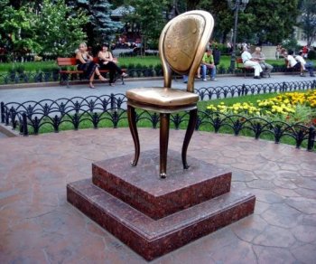 85 лет назад было установлено, что мы - чужие на этом празднике жизни