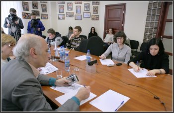 Абитуриентов на тестировании ожидает жесткий фейс-контроль