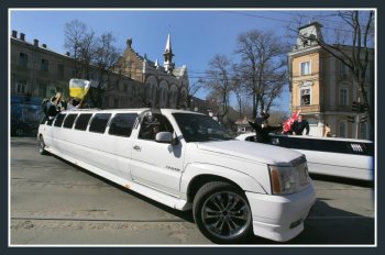 Дюка облили шампанским и облачили в тельняшку (фото)