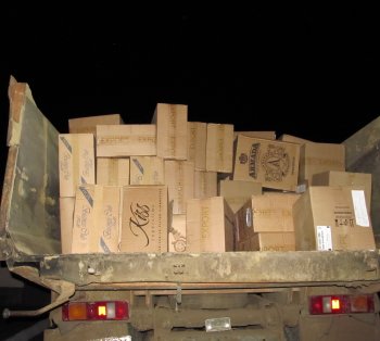 Одесские пограничники задержали грузовик с 185 ящиками сигарет