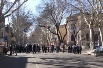 Не прошло и полдня, как к митингующим приехал представитель одесской власти