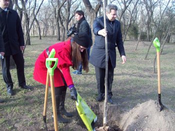 Сегодня политэлита Одессы усердно высаживала деревья